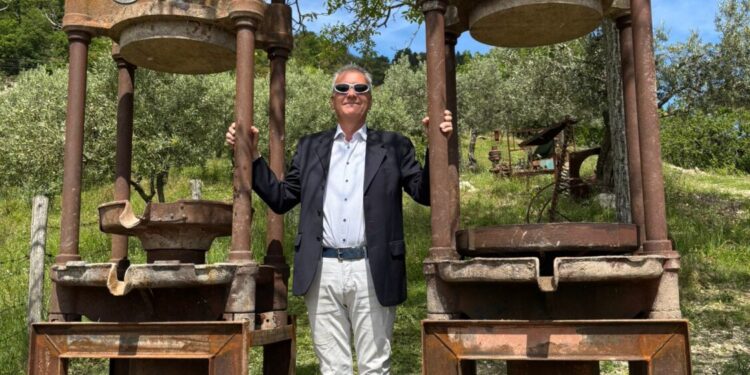 Antonello Bonifazi tra le sue presse