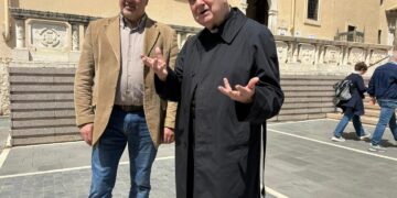 Il sindaco di Cascia Massimo de Carolis con il cardinale Angelo Comastri