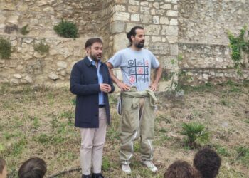 l'assessore rubini e a destra, l'apicoltore Andrea