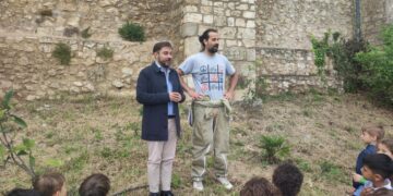 l'assessore rubini e a destra, l'apicoltore Andrea