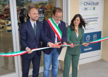 Il sindaco Lorenzo Lucarelli e alla suo sinistra l'assessore Silvia Tiberti. Alla sua destra il Presidente dell'azienda farmaceutica comunale di Terni