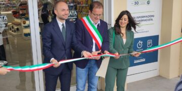 Il sindaco Lorenzo Lucarelli e alla suo sinistra l'assessore Silvia Tiberti. Alla sua destra il Presidente dell'azienda farmaceutica comunale di Terni