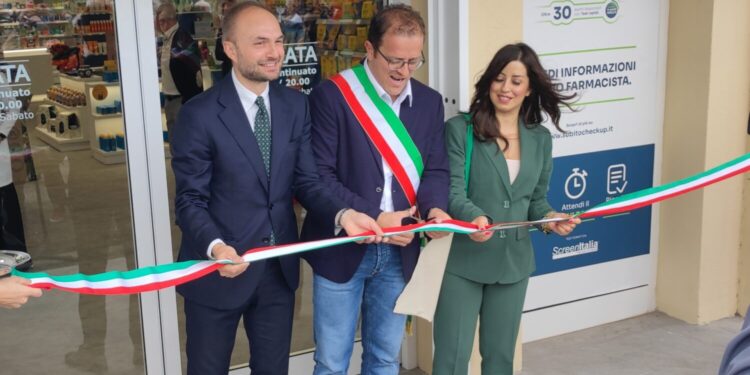 Il sindaco Lorenzo Lucarelli e alla suo sinistra l'assessore Silvia Tiberti. Alla sua destra il Presidente dell'azienda farmaceutica comunale di Terni