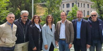 La delegazione in visita ai lavori di spostamento. Al centro il sindaco Lorenzo Lucarelli