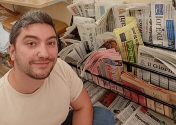 Francesco Porcacchia davanti al corner di giornali all'interno della sua tabaccheria