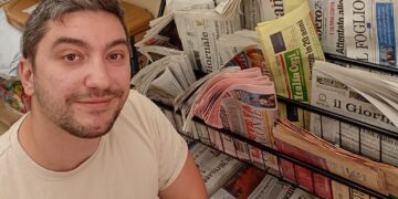 Francesco Porcacchia davanti al corner di giornali all'interno della sua tabaccheria