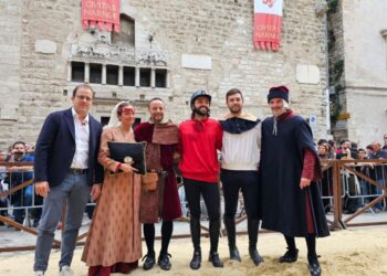 Il sindaco Lorenzo Lucarelli prenia il cavaliere Piciucchi vicnitore della Corsa storica