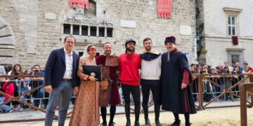 Il sindaco Lorenzo Lucarelli prenia il cavaliere Piciucchi vicnitore della Corsa storica