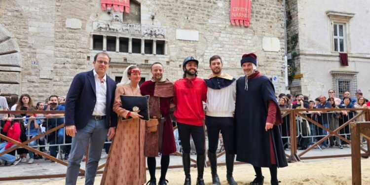 Il sindaco Lorenzo Lucarelli prenia il cavaliere Piciucchi vicnitore della Corsa storica