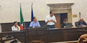 Il sindaco Lucarelli mentre si rivolge al Comitato di Nera Montoro