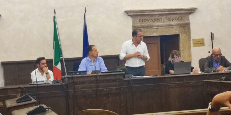 Il sindaco Lucarelli mentre si rivolge al Comitato di Nera Montoro