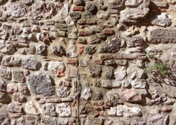 Il muro di sostegno impregnato d'acqua potabile dell'acquedotto