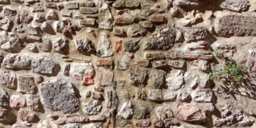 Il muro di sostegno impregnato d'acqua potabile dell'acquedotto
