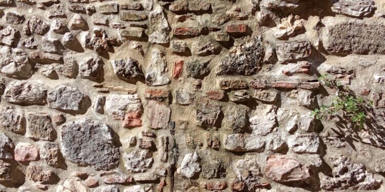 Il muro di sostegno impregnato d'acqua potabile dell'acquedotto