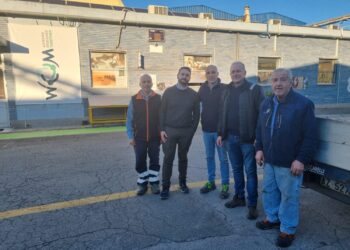 Un momento della donazione della Tarkett