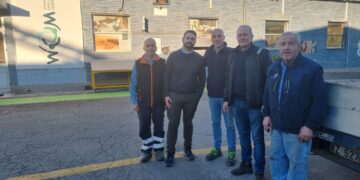 Un momento della donazione della Tarkett