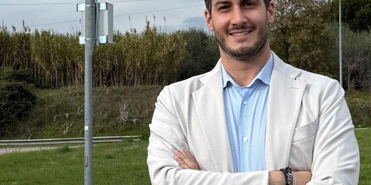 L'assessore Tramini con alle spalle le nuove apparecchiature di controllo