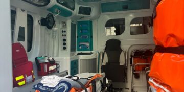 l'interno della nuova ambulanza donata dalla Fondazione Carit ad Ambulaife
