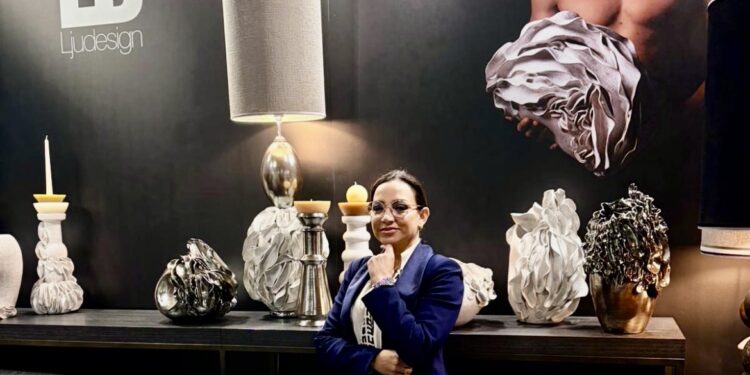 Liava Maqueira Gomez con le sue opere alla Milano Home Fiera