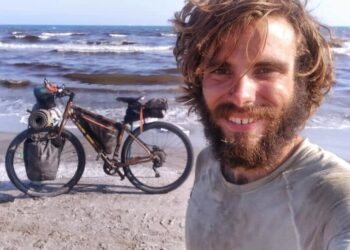 Lorenzo Barone in una foto durante una sua precedente performance, in Egitto