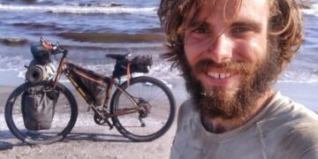 Lorenzo Barone in una foto durante una sua precedente performance, in Egitto