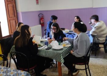 Studenti all mensa universitaria