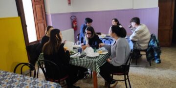 Studenti all mensa universitaria