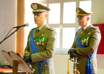 IL BRIGADIER GENERALE NASCA CON, ALLE SUE SPALLE, IL COLONNELLO ZAMPIERI