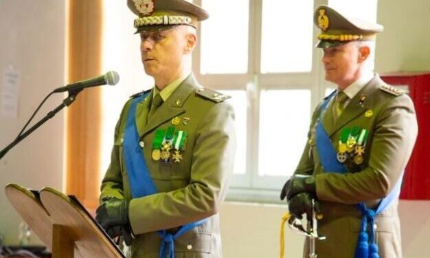IL BRIGADIER GENERALE NASCA CON, ALLE SUE SPALLE, IL COLONNELLO ZAMPIERI