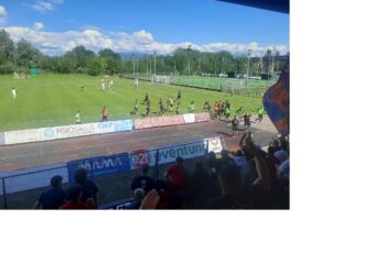 L'arbitro ha appena fischiato la fine della gara: via ai festeggiamenti