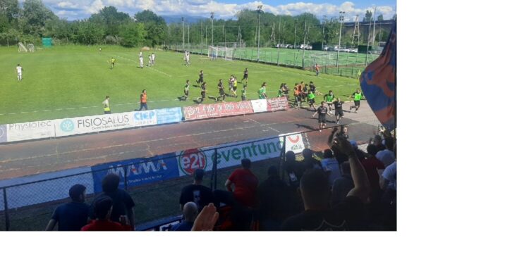 L'arbitro ha appena fischiato la fine della gara: via ai festeggiamenti