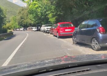 Autovetture perciolosamente parcheggiate lungo l'Ortana