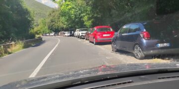 Autovetture perciolosamente parcheggiate lungo l'Ortana
