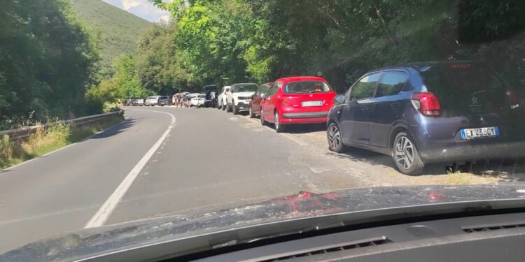 Autovetture perciolosamente parcheggiate lungo l'Ortana