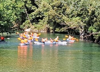 Gli studenti del gandhi in canoa sul fiume Nera