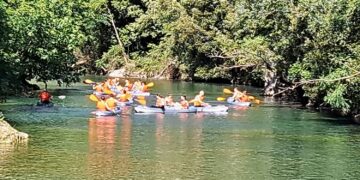 Gli studenti del gandhi in canoa sul fiume Nera