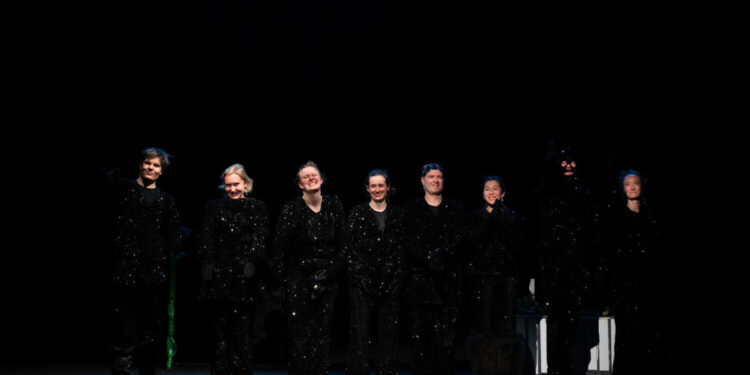 I crediti sono di Collettivo Opera Studio
scritto da Gwendolyn Warnock e Kirjan Waage
regia Gwendolyn Warnock e Kirjan Waage
Venerdì 26 giugno 2026, Prima ore 16:30
