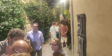 Folla all'ingresso del "teatro"
