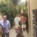 Folla all'ingresso del "teatro"