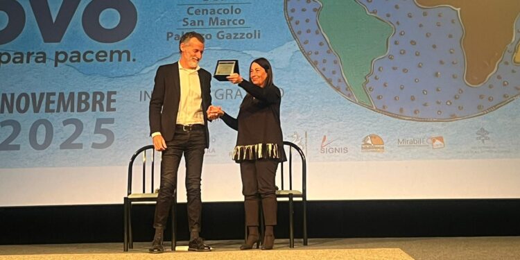 CECILIA MINIUCCHI MENTRE RITIRA UN PREMIO A TERNI