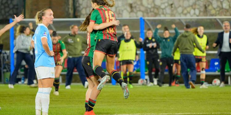 LA GIOIA DI COURTNEY STRODE DOPO AVER REALIZZATO IL GOL VITTORIA